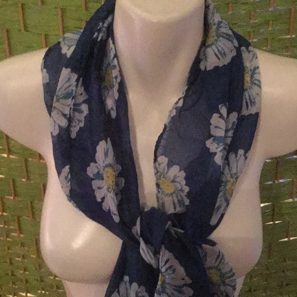 🌻NWT Too Amazing & So Much Fun Daisy Scarf Closet Must Have Makes Great Gift 🌻 - Picture 2 of 6